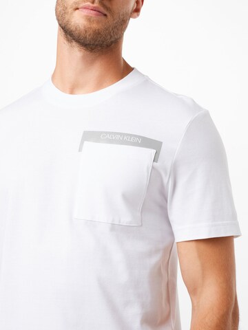 Calvin Klein Bluser & t-shirts i hvid