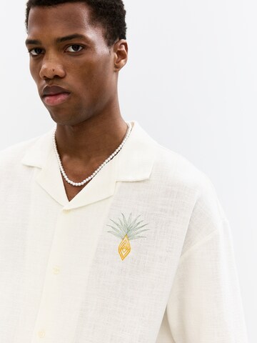 Fit confort Chemise 'SANTA MONICA' Pull&Bear en blanc