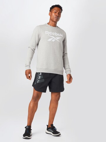 Sweat-shirt Reebok en gris