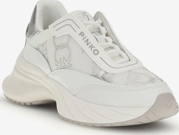 PINKO Sneakers laag 'Ariel 19 - Sneaker Calf Leather/Patent/Monogram Net' in Wit: voorkant