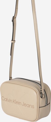 Calvin Klein Jeans Skuldertaske i beige: forside