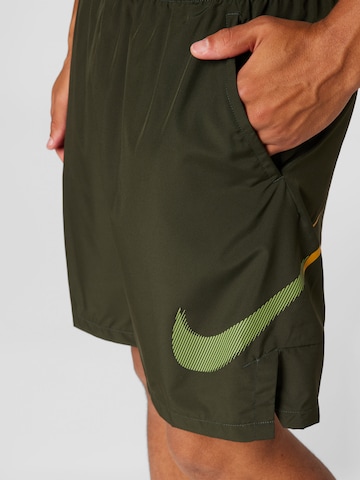 NIKE Loosefit Sportbroek in Groen