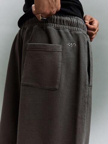 BershkaBaggy Hlače - siva boja