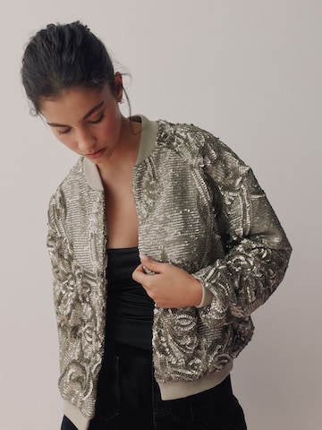 Next Välikausitakki värissä harmaa: etupuoli