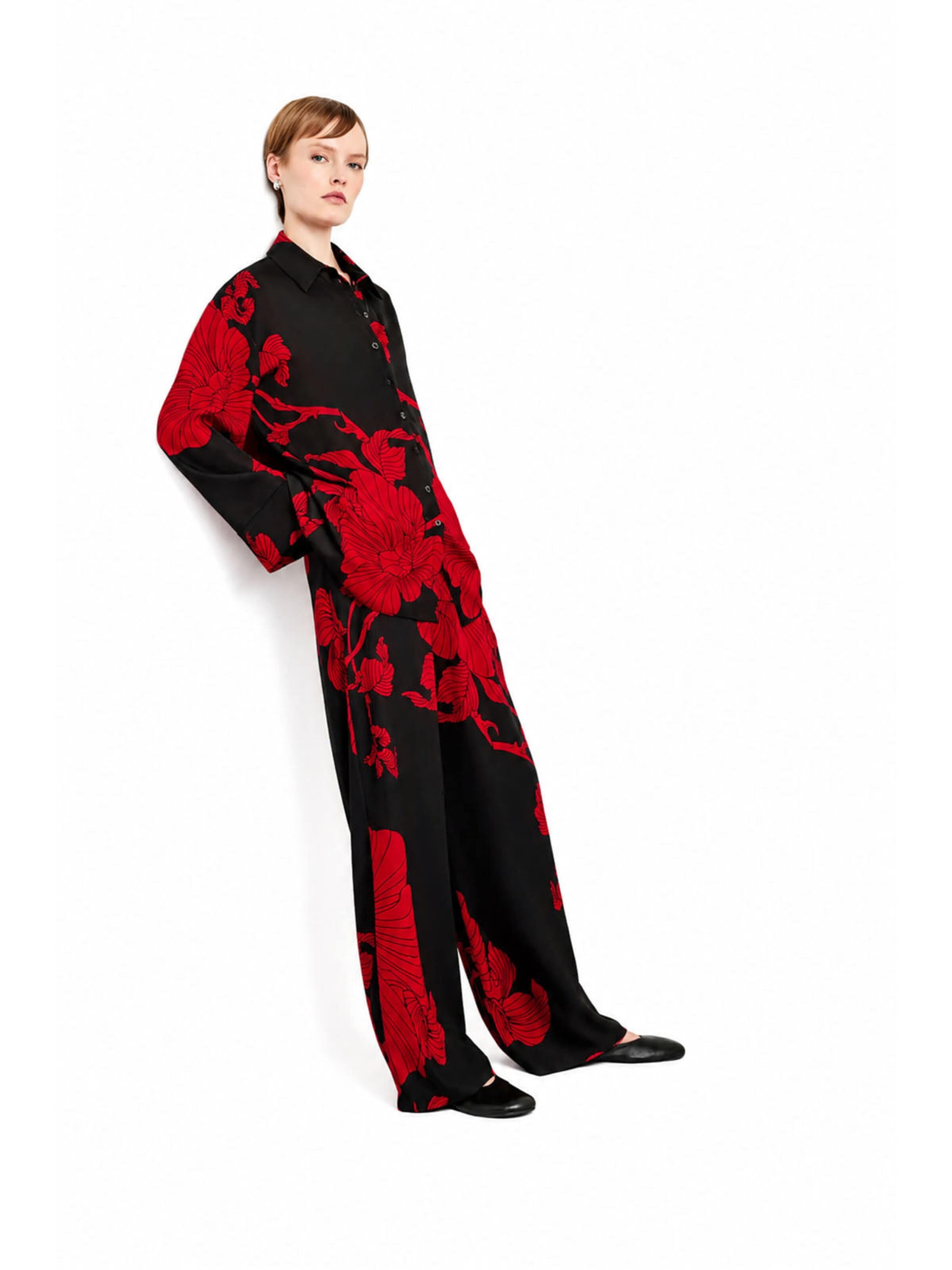 Touché Privé Loungewear 'Flower Patterned Shirt Trousers Set' in Black: front