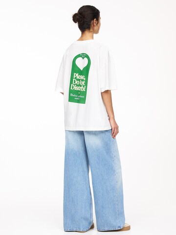Pull&Bear Koszulka oversize 'ROOM SERVICE' w kolorze biały: przód