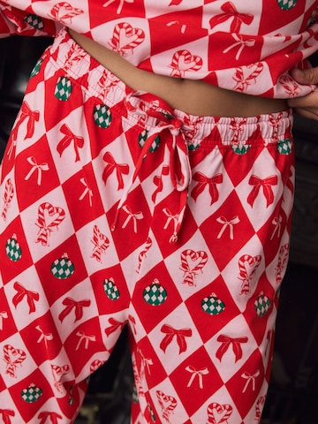 Next Pyjama värissä punainen