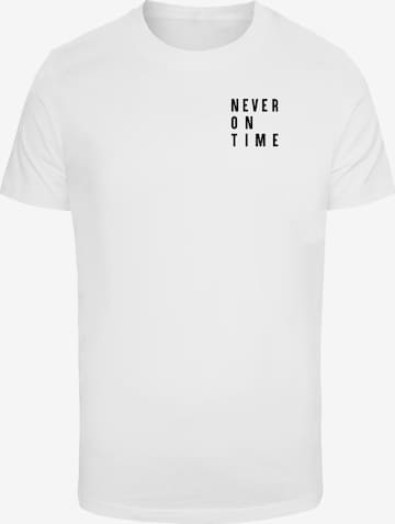 Merchcode Тениска 'Never On Time' в бяло: отпред