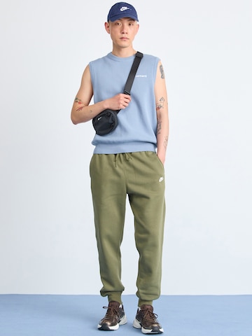 Tapered Pantaloni 'Club' de la Nike Sportswear pe verde
