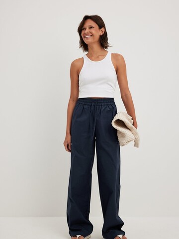 NA-KD Loosefit Hose in Blau
