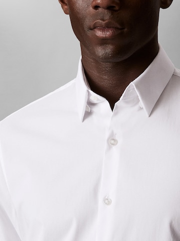 Calvin Klein - Super Slim Fit Camisa 'Essential' em branco