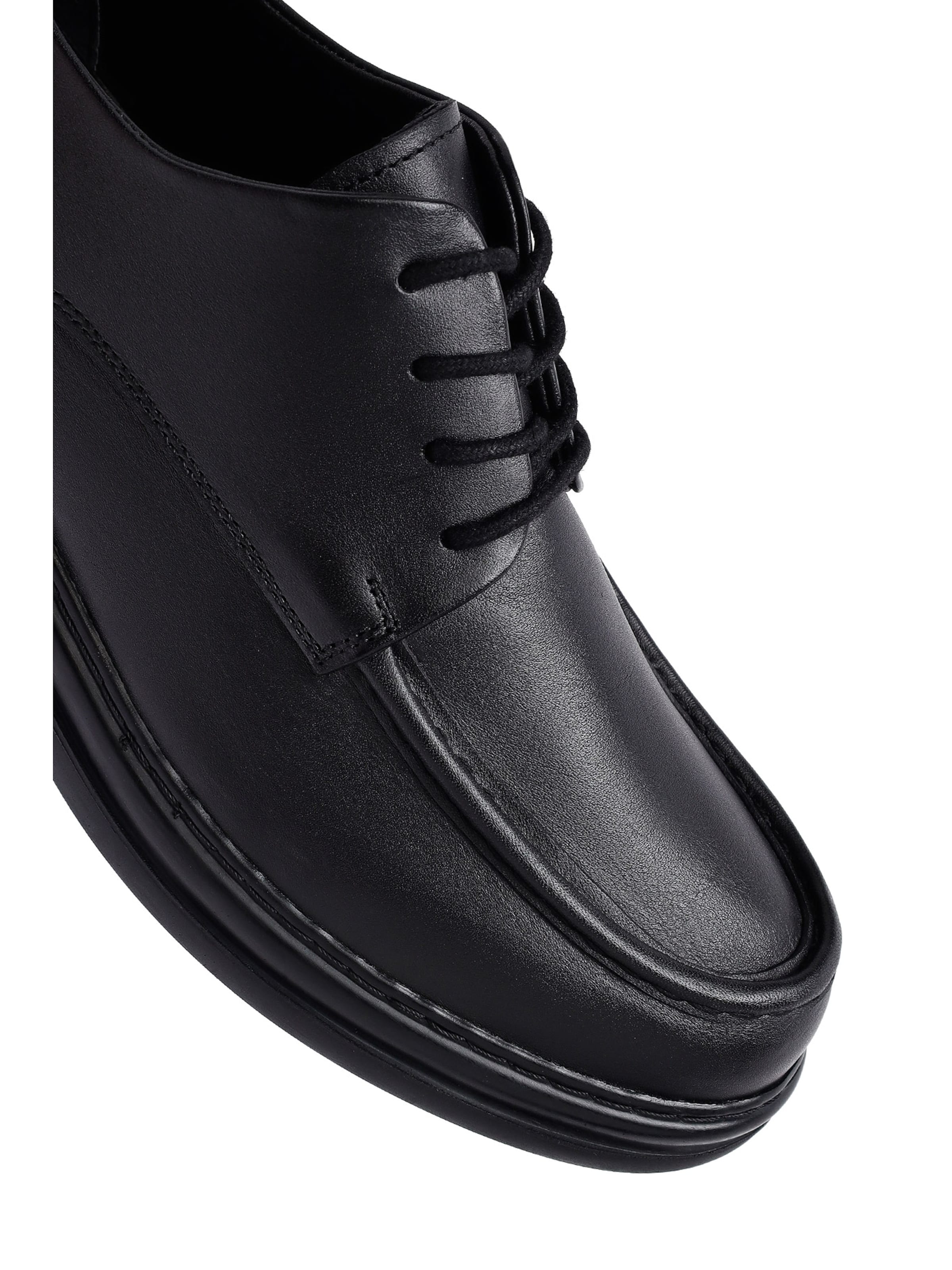 Scarpa stringata di Derimod in nero
