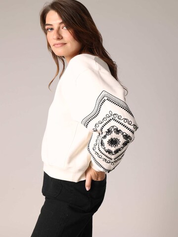 Sweat-shirt 'NERIKA' Deeluxe en beige