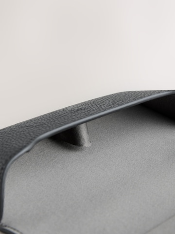 melns Next Karšu maks