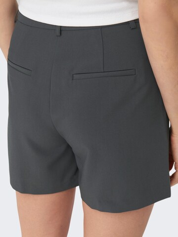 regular Pantaloni con pieghe 'Mathilde' di ONLY in grigio