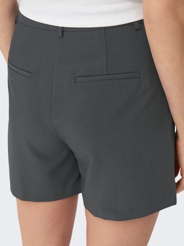 ONLY Regular Shorts 'Mathilde' in Grau