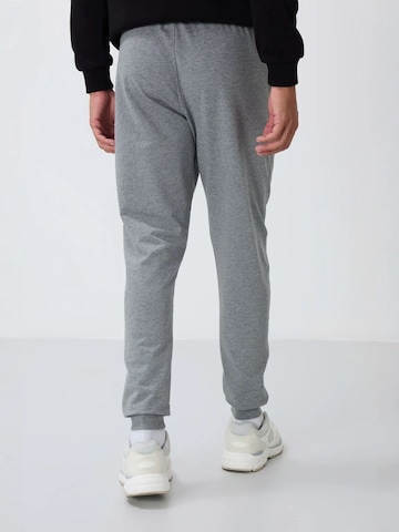 Tommy Life Tapered Workout Pants 'Jogginghose' in Grey