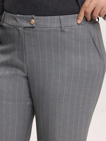 évasé Pantalon Fiorella Rubino en gris