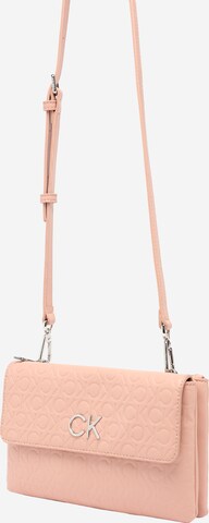 Calvin Klein - Bolso de hombro en rosa