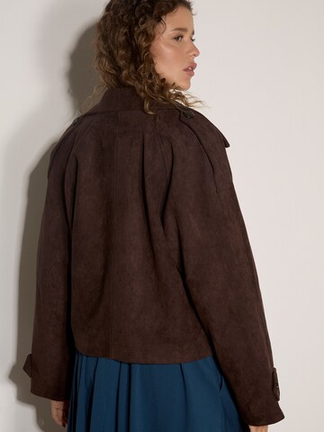 Apricot Suedette Short Trench Jacket ' ' in Braun