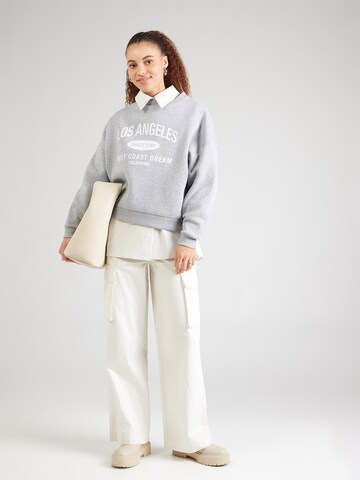 ABOUT YOU Sweatshirt 'Alexis' i grå