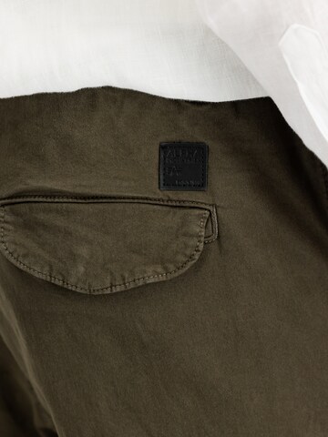 ALPHA INDUSTRIES Tapered Cargobyxa 'Airman' i grön