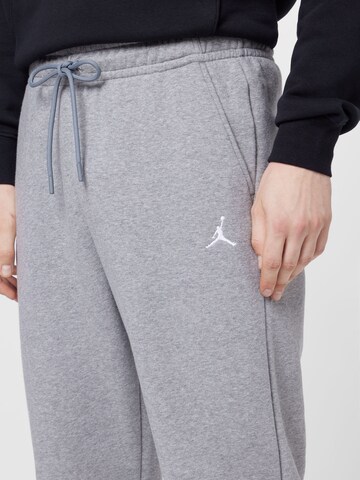 Tapered Pantaloni 'Essential' de la Jordan pe gri