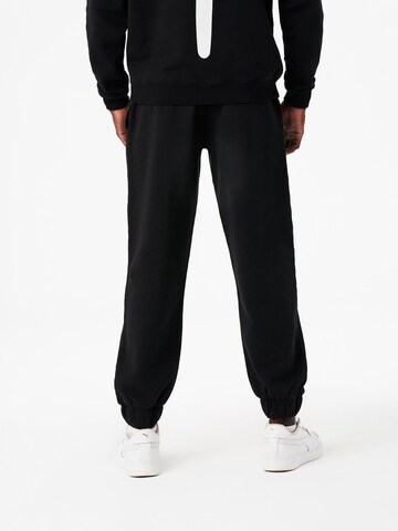Carnales - Loosefit Pantalón 'Pantalón de chándal con logo bordado' en negro