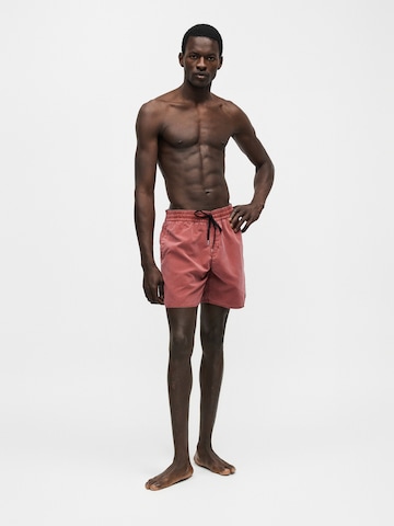Șorturi de baie 'CENTER 17' de la Volcom pe roșu