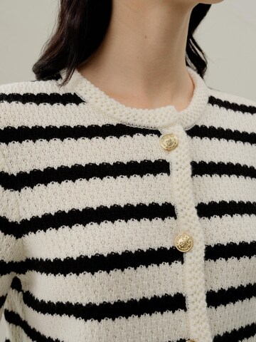Giacchetta 'Gestricktes Cardigan mit Streifen aus Merinowolle' di Lilysilk in nero