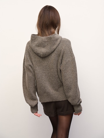 RÆRE by Lorena Rae Pullover i brun