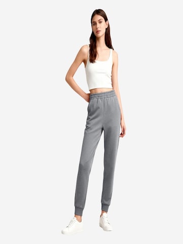 Effilé Pantalon de sport 'Jogginghose' Tommy Life en gris