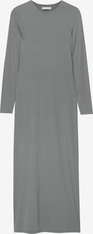 Rochie de la Pull&Bear pe gri: față