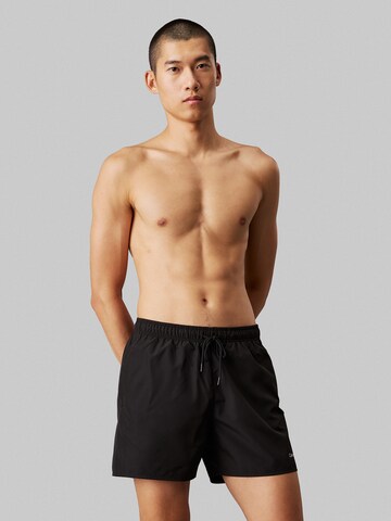 Shorts de bain Calvin Klein Swimwear en noir : devant