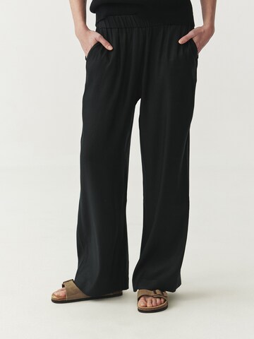 TATUUM Loose fit Pants in Black: front