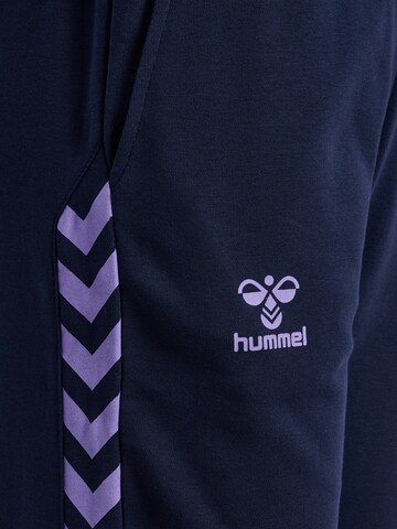 Hummel Tapered Sporthose in Blau