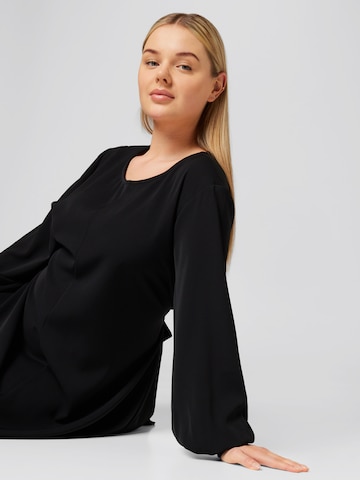 Rochie de la Guido Maria Kretschmer Curvy pe negru