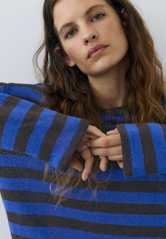 Pulover de la Pull&Bear pe albastru