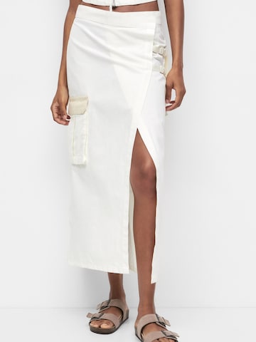 Pull&Bear Skirt in White: front