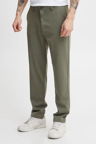 !Solid Regular Chino Pants in Green: front