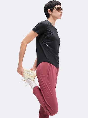 NIKE Funkční tričko 'Swift' – černá