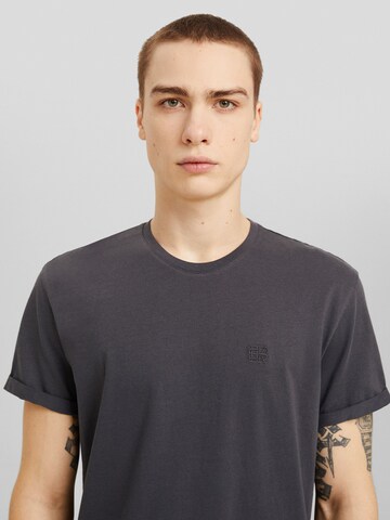 Tricou de la Bershka pe gri