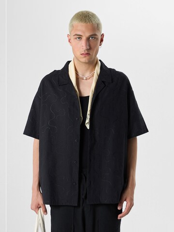 VAMOS CLO Button Up Shirt 'Amaranth' in Black: front