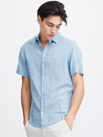 Casual Friday - Ajuste regular Camisa 'AKSEL' en azul: frente