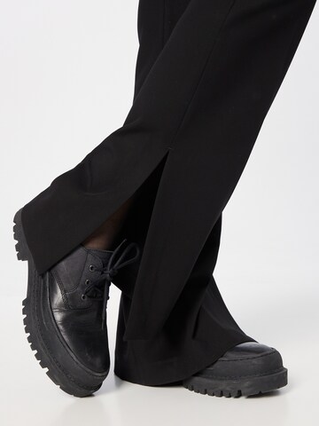 TOMMY HILFIGER - Acampanado Pantalón de pinzas en negro