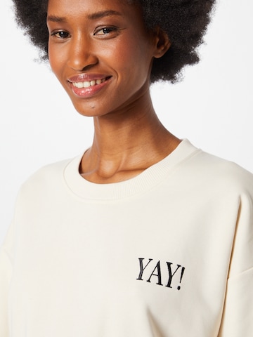 Sweat-shirt 'YAY' #NANDINI x NovaLanaLove en beige