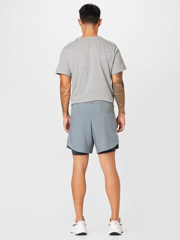 NIKE Regular Sportshorts in Grau