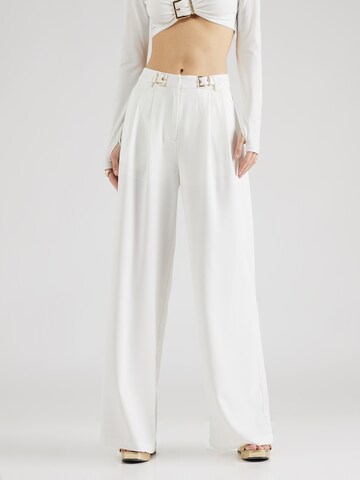 Loosefit Pantaloni con pieghe 'Gigi' di Hoermanseder x About You in bianco: frontale