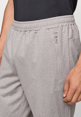 Tapered Pantaloni sport de la 4F pe gri