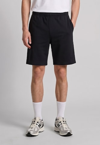 Urban Classics Regular Broek in Zwart: voorkant